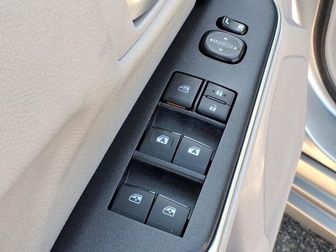 Used 2016 Toyota Camry LE image 12