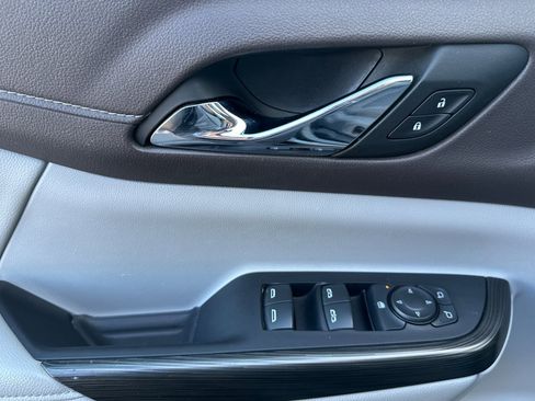 Used 2023 GMC Acadia SLT image 11