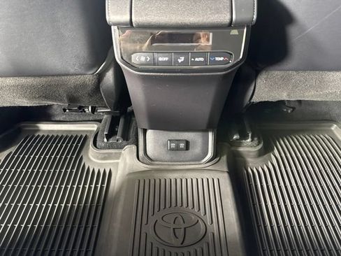 Used 2021 Toyota Highlander XLE AWD/4WD image 13