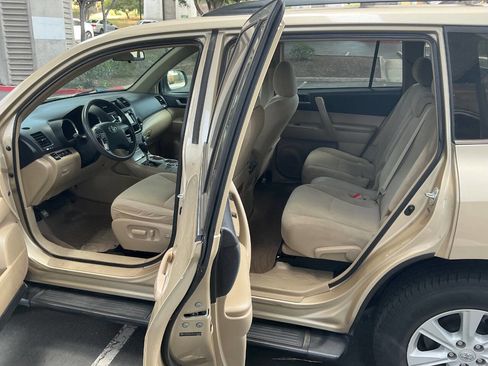 Used 2013 Toyota Highlander Plus FWD image 10
