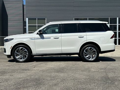 Certified 2025 Lincoln Navigator Reserve image 8