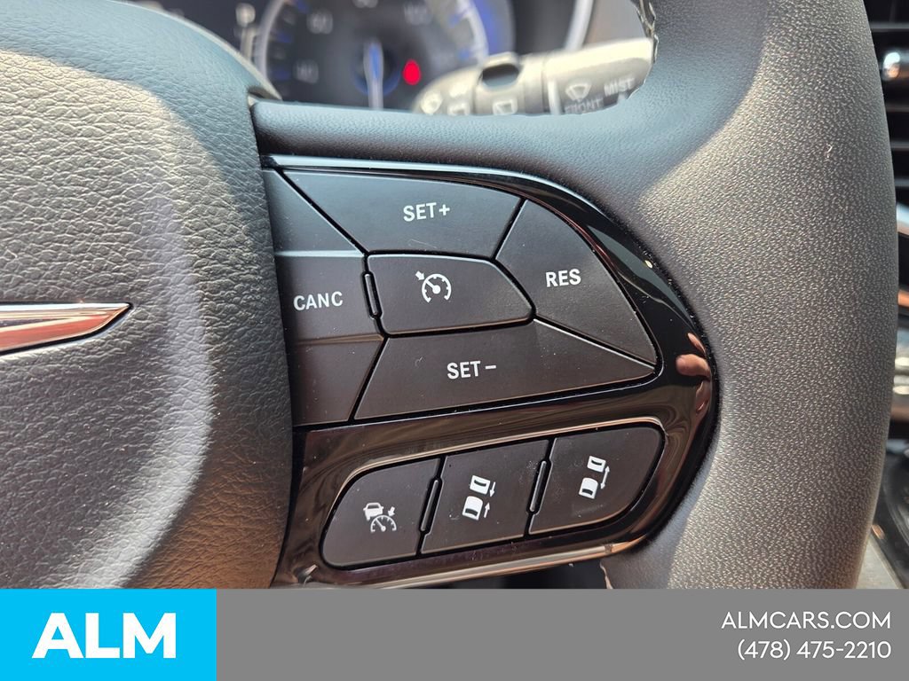 Used 2025 Chrysler Pacifica Limited FWD image 28