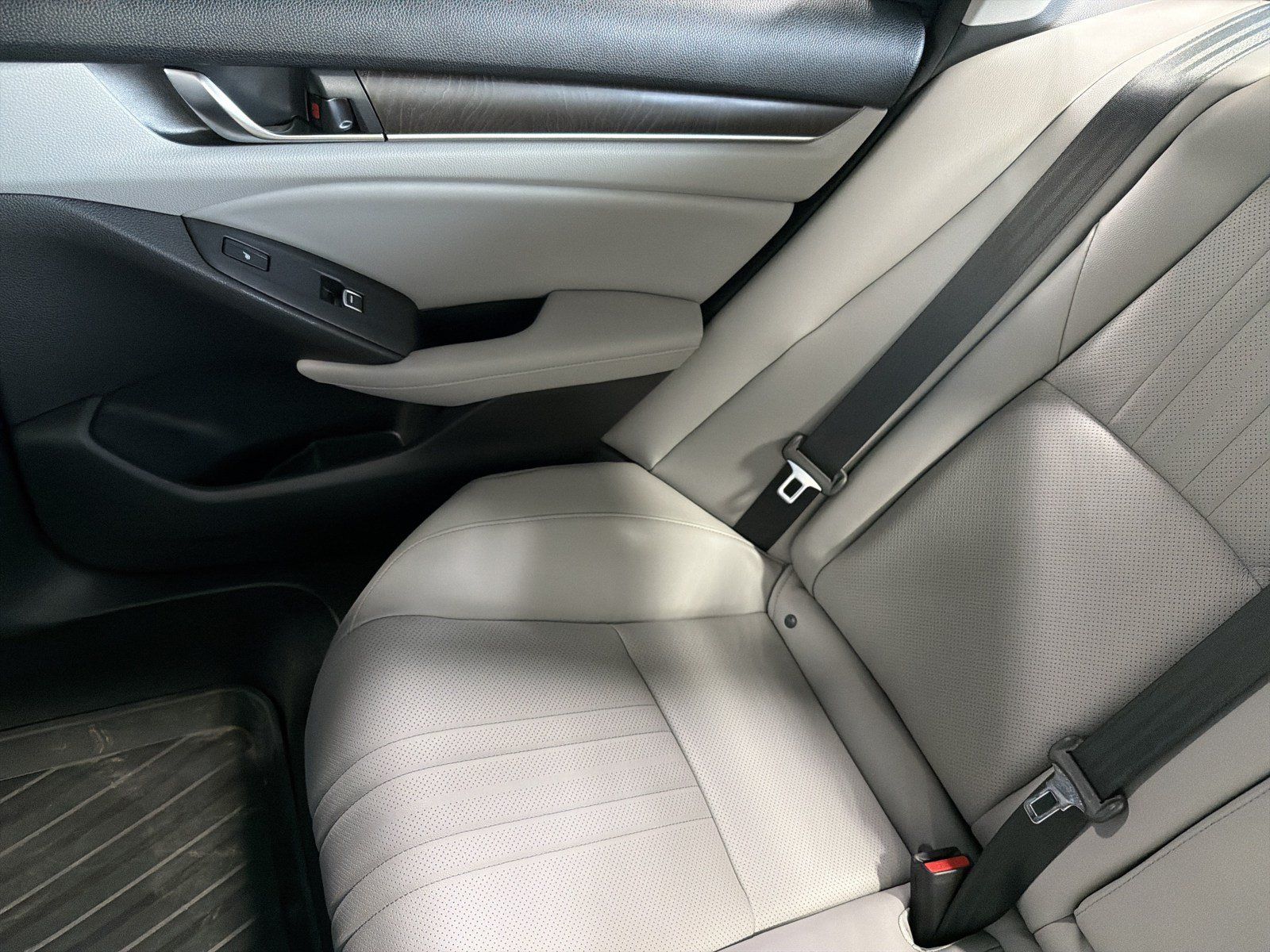 Used 2018 Honda Accord Touring image 12