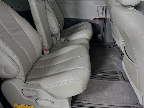 Used 2014 Toyota Sienna XLE image 22