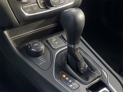 Used 2019 Jeep Cherokee Overland image 26