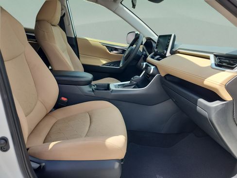 Used 2019 Toyota RAV4 XLE w/ Convenience Package FWD image 19