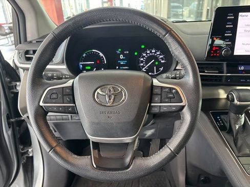 Used 2021 Toyota Sienna XLE image 29