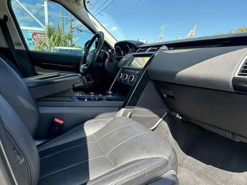 Used 2018 Land Rover Discovery SE image 19