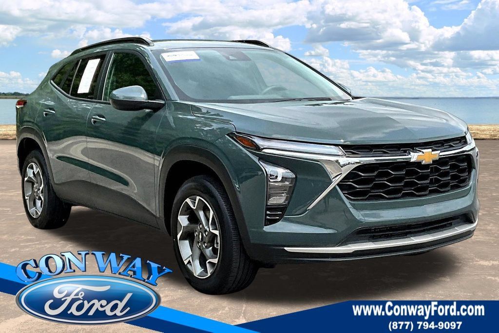 Used 2025 Chevrolet Trax LT FWD image 1