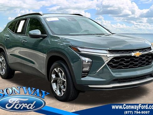 Used 2025 Chevrolet Trax LT FWD image 1