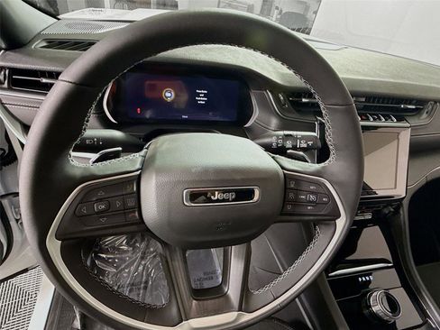 New 2025 Jeep Grand Cherokee Altitude image 6