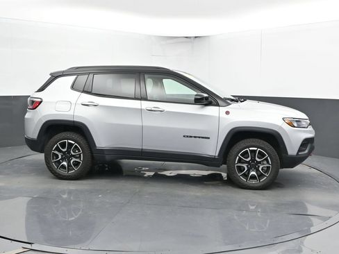 Used 2025 Jeep Compass Trailhawk AWD/4WD image 4
