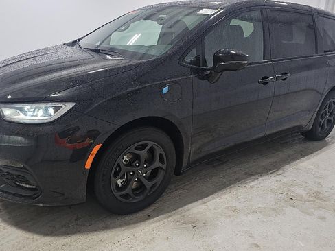 Used 2024 Chrysler Pacifica Limited FWD image 1