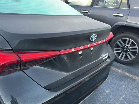 Used 2022 Toyota Avalon Limited image 9