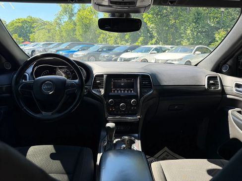 Used 2020 Jeep Grand Cherokee Laredo AWD/4WD image 16