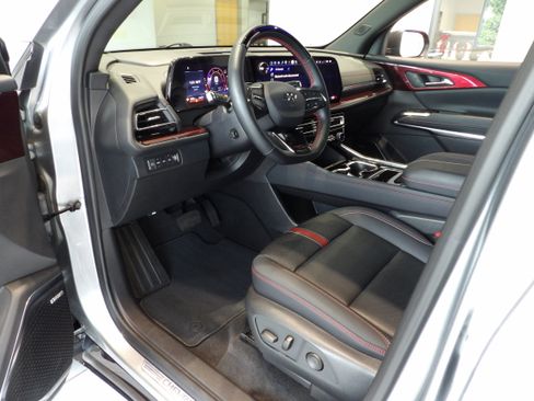 Used 2025 Chevrolet Traverse RS AWD/4WD image 10