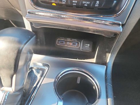 Used 2018 Jeep Grand Cherokee Laredo image 25