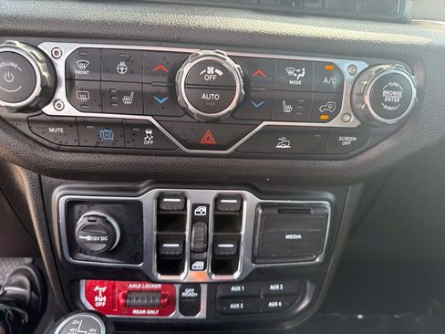 Used 2024 Jeep Wrangler Unlimited AWD/4WD image 27