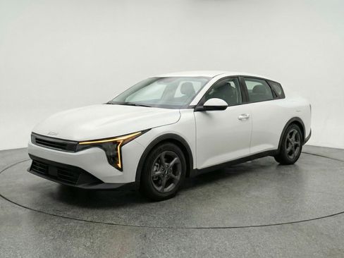 Used 2025 Kia K4 LXS image 3