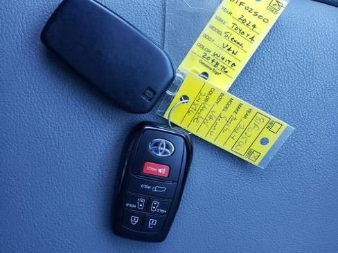 Used 2024 Toyota Sienna XLE FWD image 25