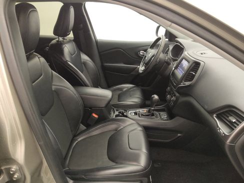 Used 2019 Jeep Cherokee Latitude Plus w/ Comfort/Convenience Group image 21