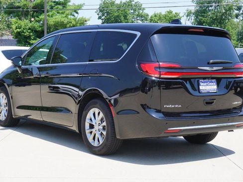 Used 2026 Chrysler Pacifica Limited FWD image 5