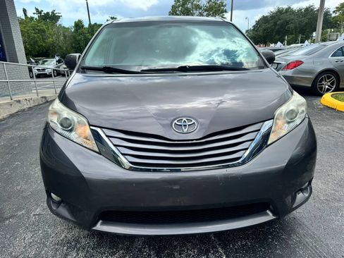 Used 2017 Toyota Sienna XLE w/ XLE Navigation Package FWD image 3