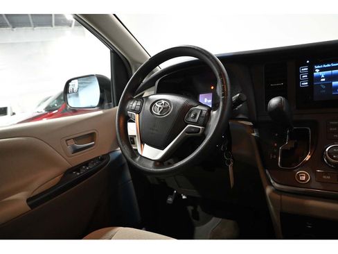 Used 2015 Toyota Sienna LE FWD image 24