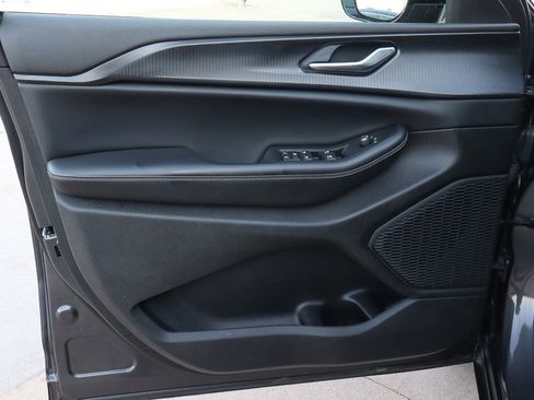 Used 2023 Jeep Grand Cherokee Altitude image 14