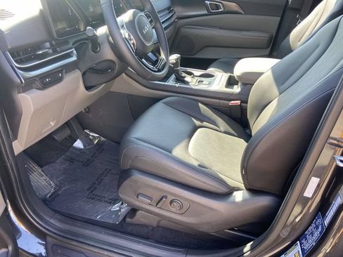 New 2025 Kia Carnival FWD image 10