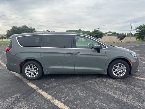 Used 2023 Chrysler Pacifica Touring-L FWD image 4