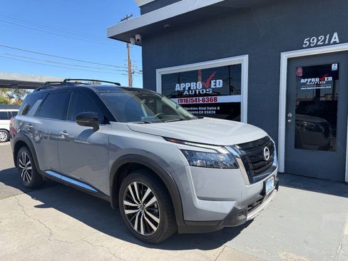 Used 2025 Nissan Pathfinder Platinum w/ Cargo Package AWD/4WD image 1
