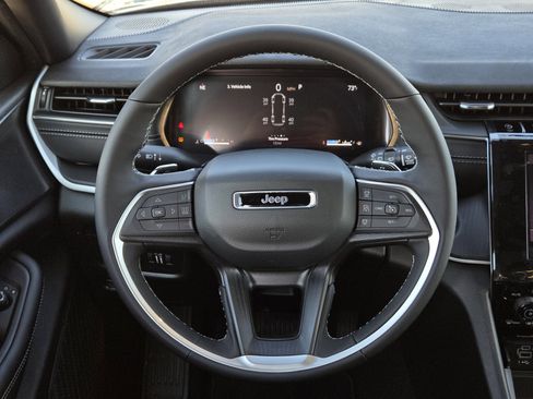 New 2025 Jeep Grand Cherokee L Altitude image 19