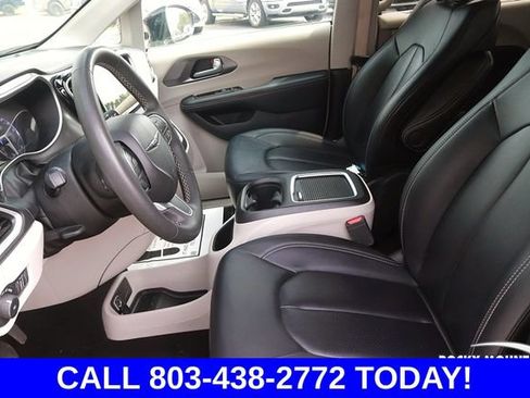 Used 2024 Chrysler Pacifica Touring-L FWD image 13