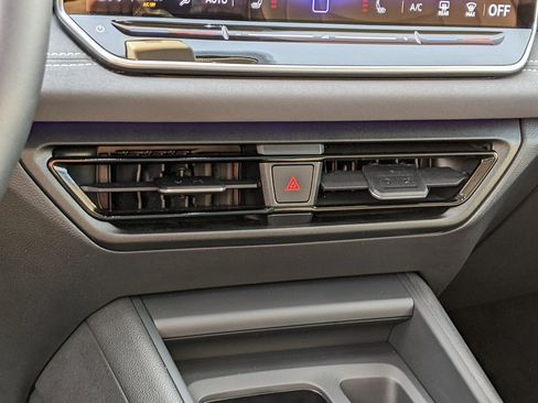 Used 2025 Volkswagen Tiguan SE image 18