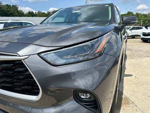 Used 2023 Toyota Highlander LE AWD/4WD image 51