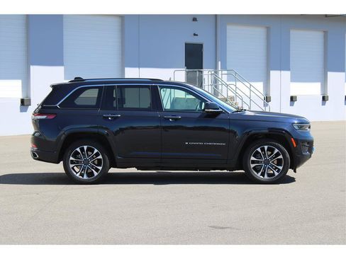 Used 2022 Jeep Grand Cherokee Overland w/ Advanced Protech Group III AWD/4WD image 4