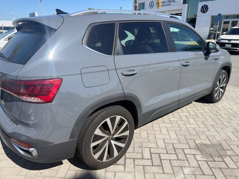 Used 2022 Volkswagen Taos SE w/ Panoramic Sunroof Package AWD/4WD image 6