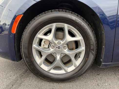 Used 2017 Chrysler Pacifica Limited w/ UConnect Theater Package image 26