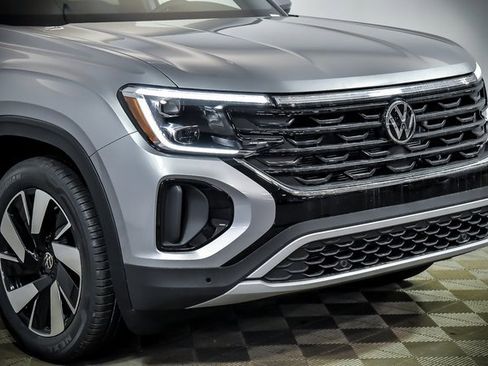 Certified 2025 Volkswagen Atlas Cross Sport SE image 2