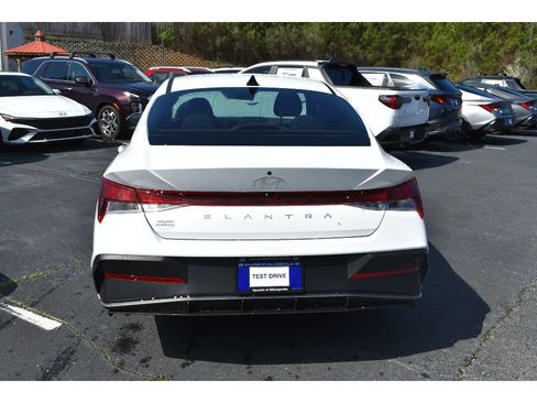 New 2026 Hyundai Elantra SE image 3