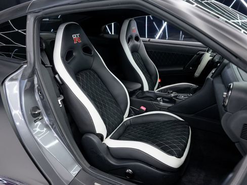 Used 2018 Nissan GT-R Premium image 30