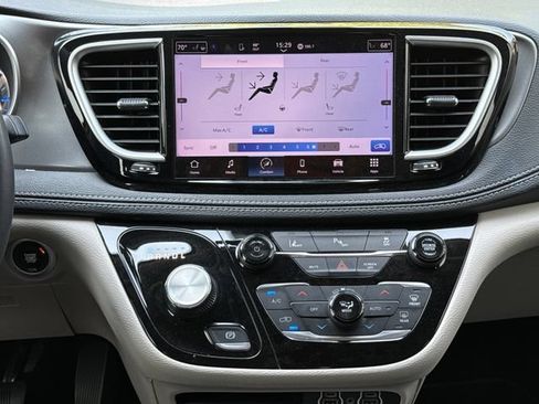 Used 2023 Chrysler Pacifica Touring-L FWD image 9