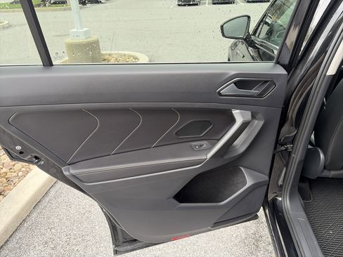 Used 2022 Volkswagen Tiguan SE image 18