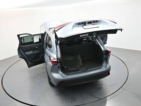Used 2022 Toyota Highlander XLE AWD/4WD image 39