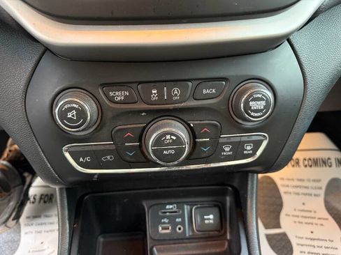 Used 2015 Jeep Cherokee Limited w/ Luxury Group image 22