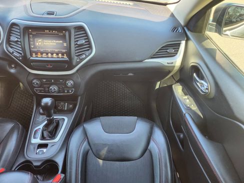 Used 2017 Jeep Cherokee Trailhawk w/ Comfort & Convenience Group image 18
