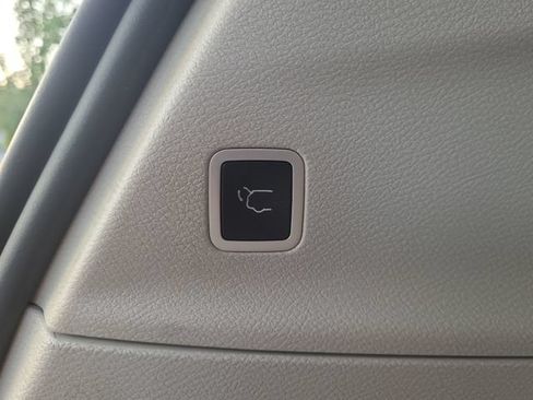 Used 2024 Chrysler Pacifica Touring-L FWD image 18