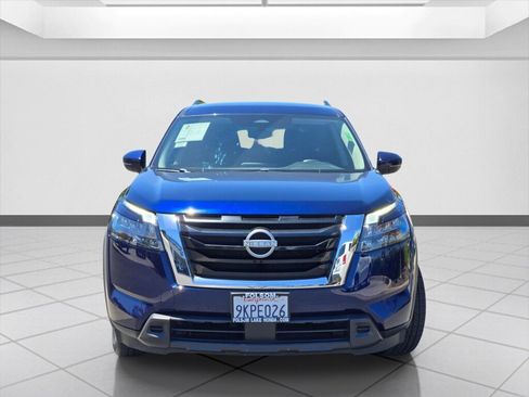 Used 2024 Nissan Pathfinder SV FWD image 2