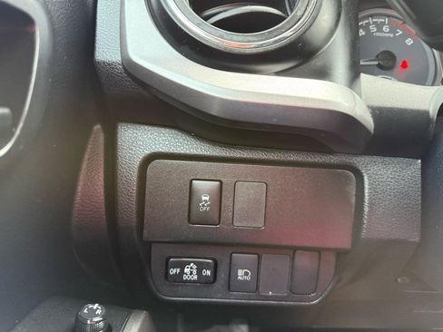 Used 2020 Toyota Tacoma SR5 RWD image 25